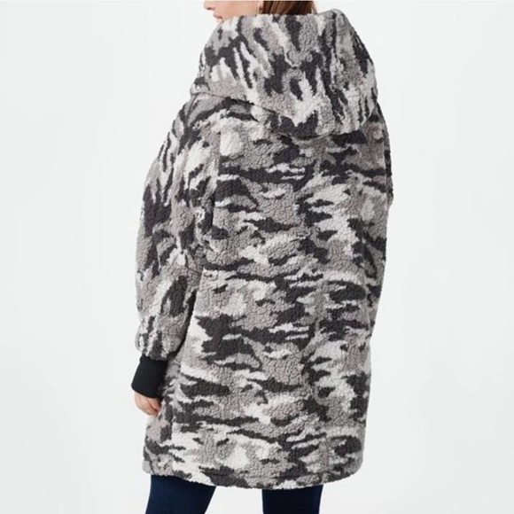 GILI Camo Oversized Sherpa Hooded Lounger Wearable Blanket - Picture 3 of 9